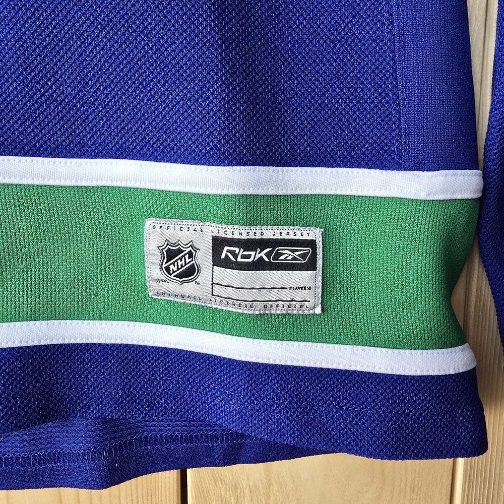Vancouver Canucks NHL Hockey Reebok Green Blue Jersey Womens Small - Picture 3 of 9